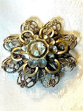 ✨ Vintage Mid-Century Gold Filigree Rhinestone Flower Brooch Pin ✨